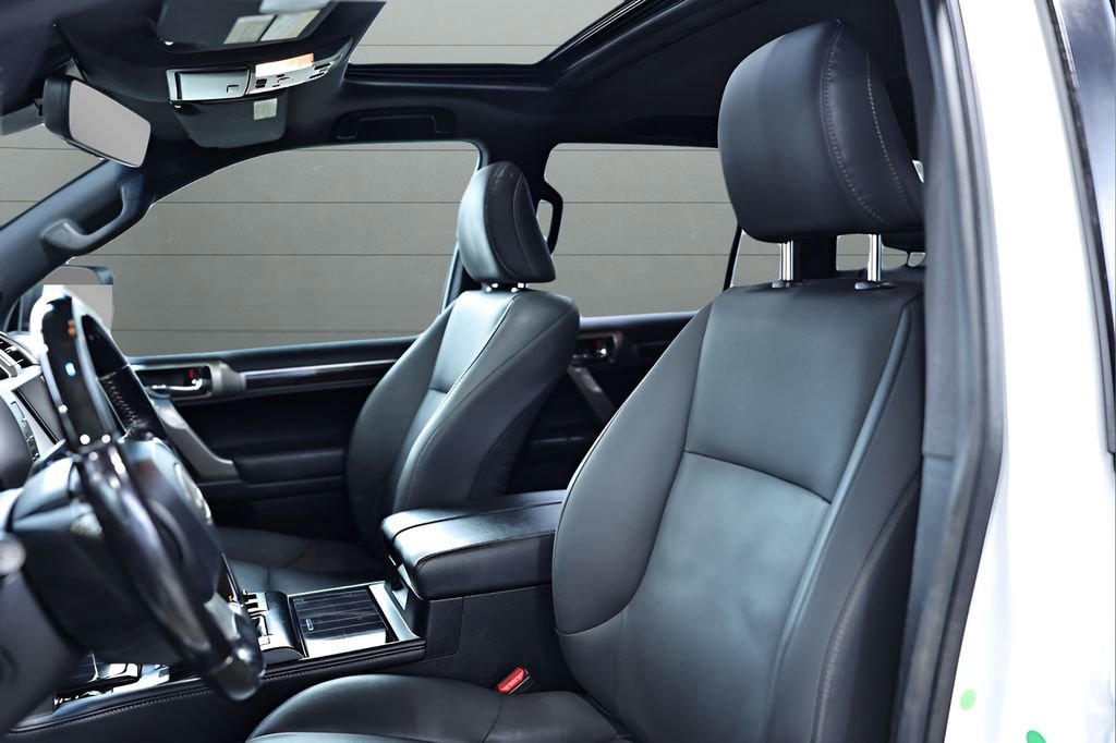 Used 2020 Lexus GX 460 Premium w/ Premium Package image 2