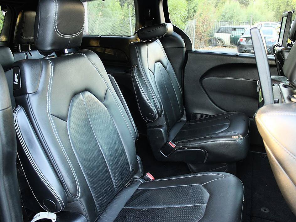 Used 2020 Chrysler Pacifica Touring-L Plus w/ Advanced Safetytec Group FWD image 18