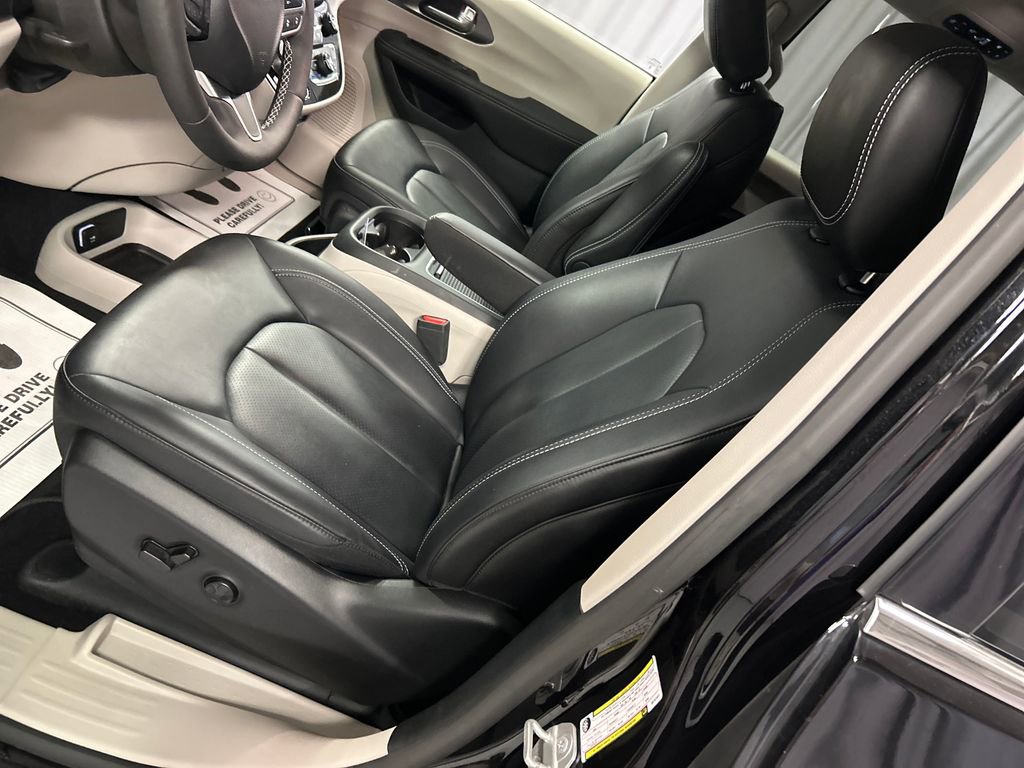 Used 2024 Chrysler Pacifica Select image 12