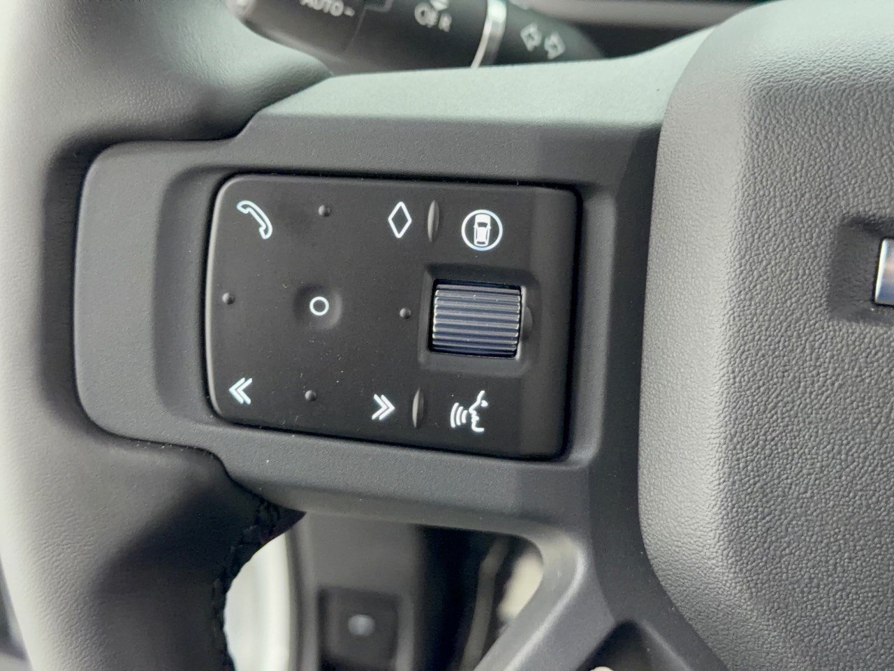 New 2026 Land Rover Defender 110 X-Dynamic SE AWD/4WD image 18