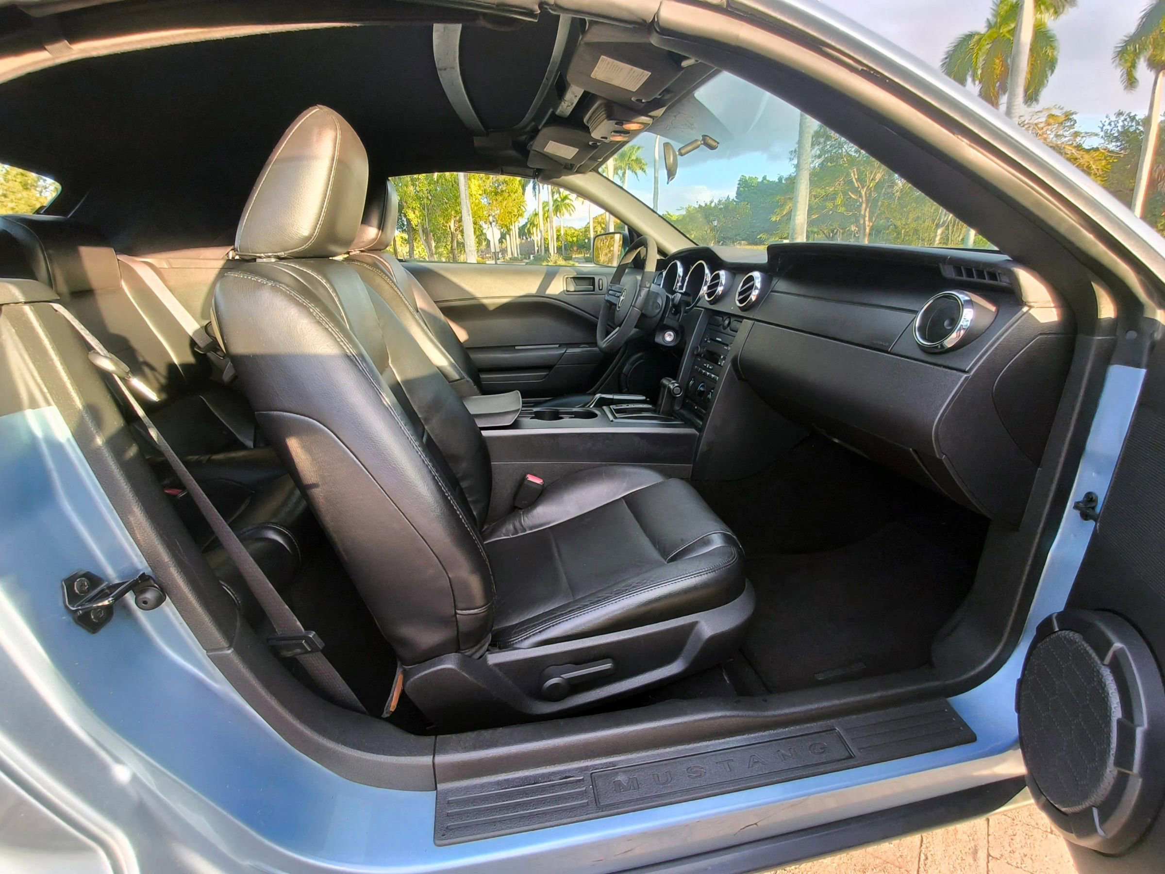 Used 2007 Ford Mustang Deluxe Convertible image 40