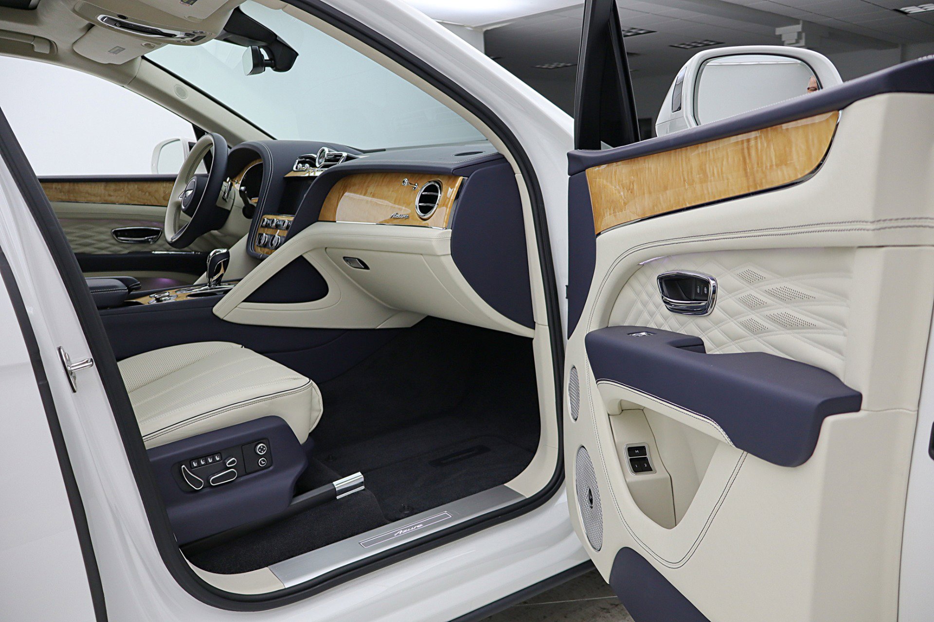 Used 2024 Bentley Bentayga image 38