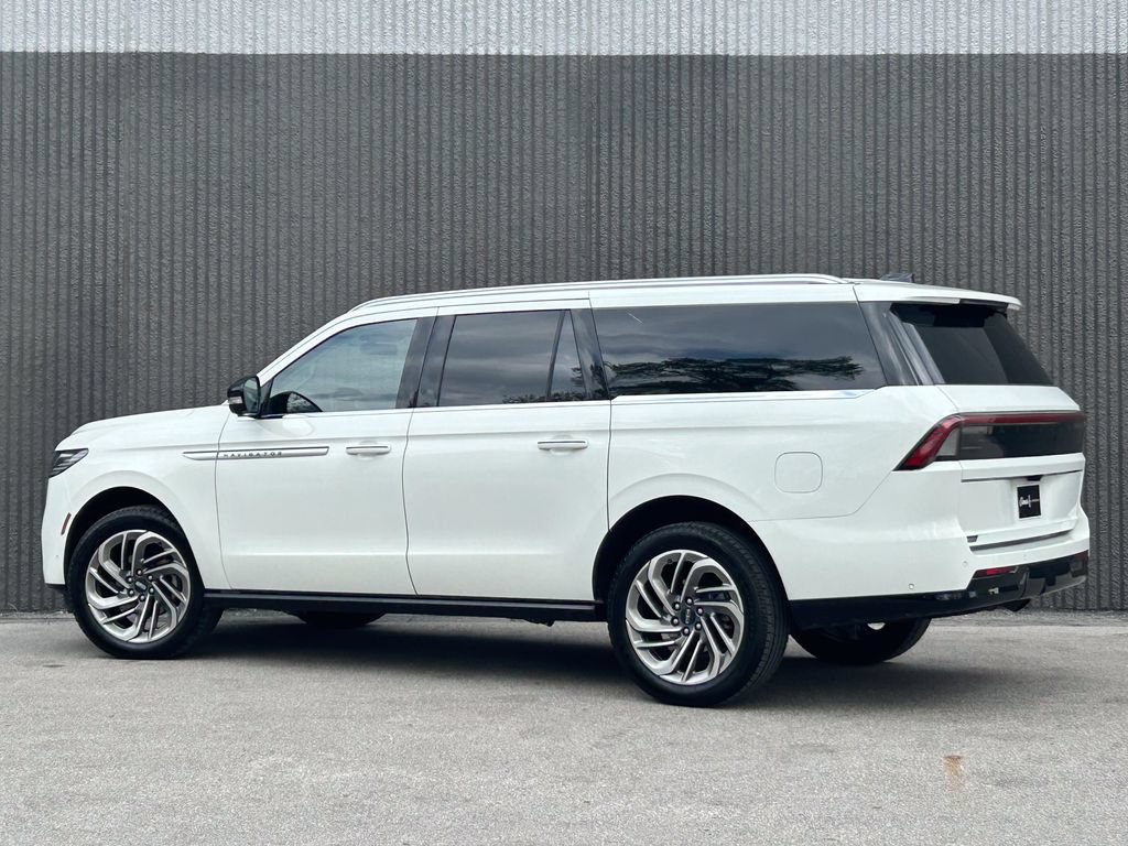 Certified 2025 Lincoln Navigator L Reserve AWD/4WD image 4