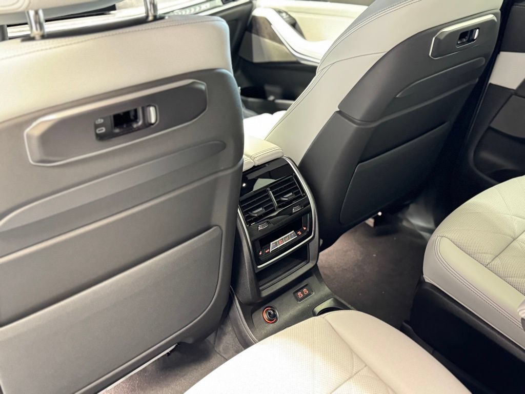 Used 2026 BMW X7 xDrive40i w/ M Sport Package AWD/4WD image 22