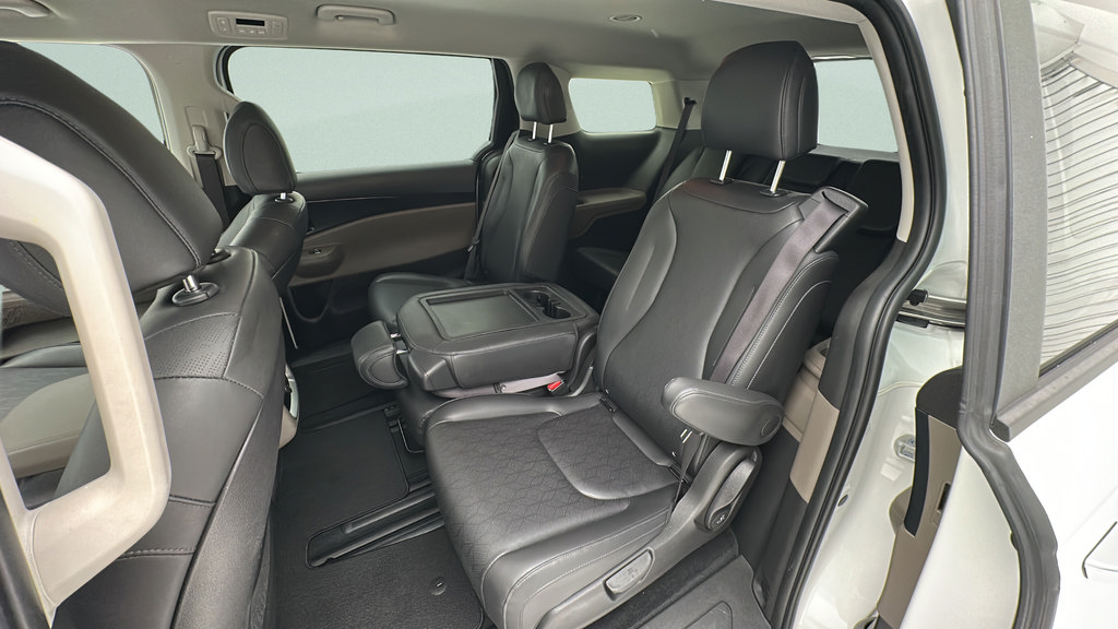 Used 2025 Kia Carnival FWD image 10