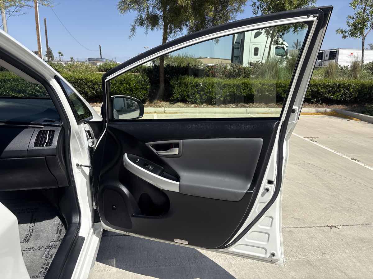 Used 2012 Toyota Prius Four w/ Deluxe Solar Roof Pkg FWD image 15