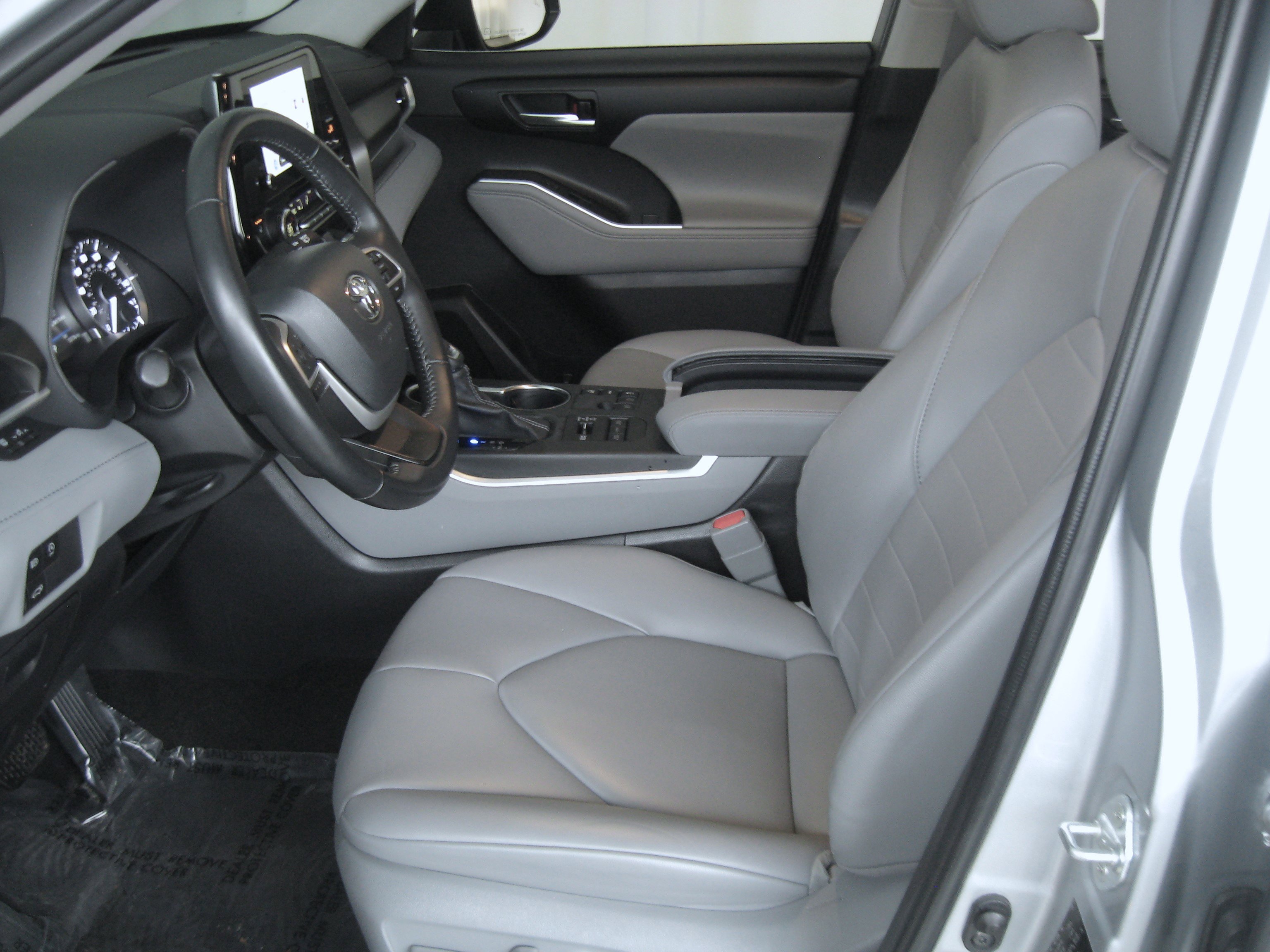 Used 2023 Toyota Highlander XLE image 8