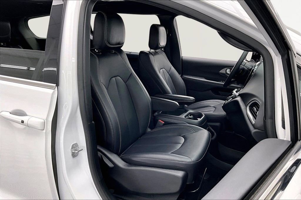 Used 2025 Chrysler Pacifica Select image 7