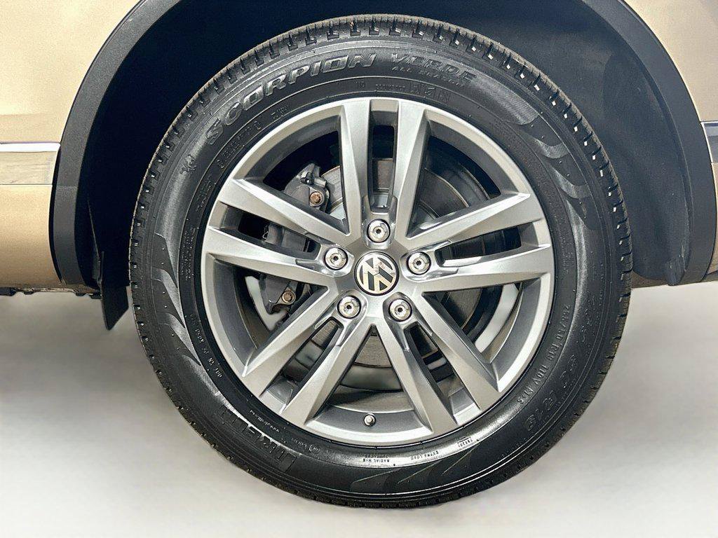 Used 2016 Volkswagen Touareg TDI AWD/4WD image 32