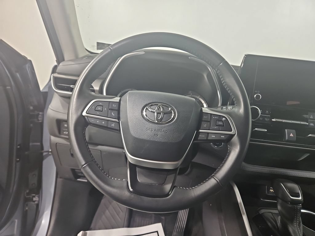 Used 2023 Toyota Highlander XLE AWD/4WD image 15