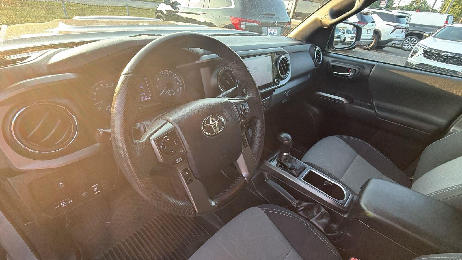 Used 2020 Toyota Tacoma TRD Sport AWD/4WD image 3