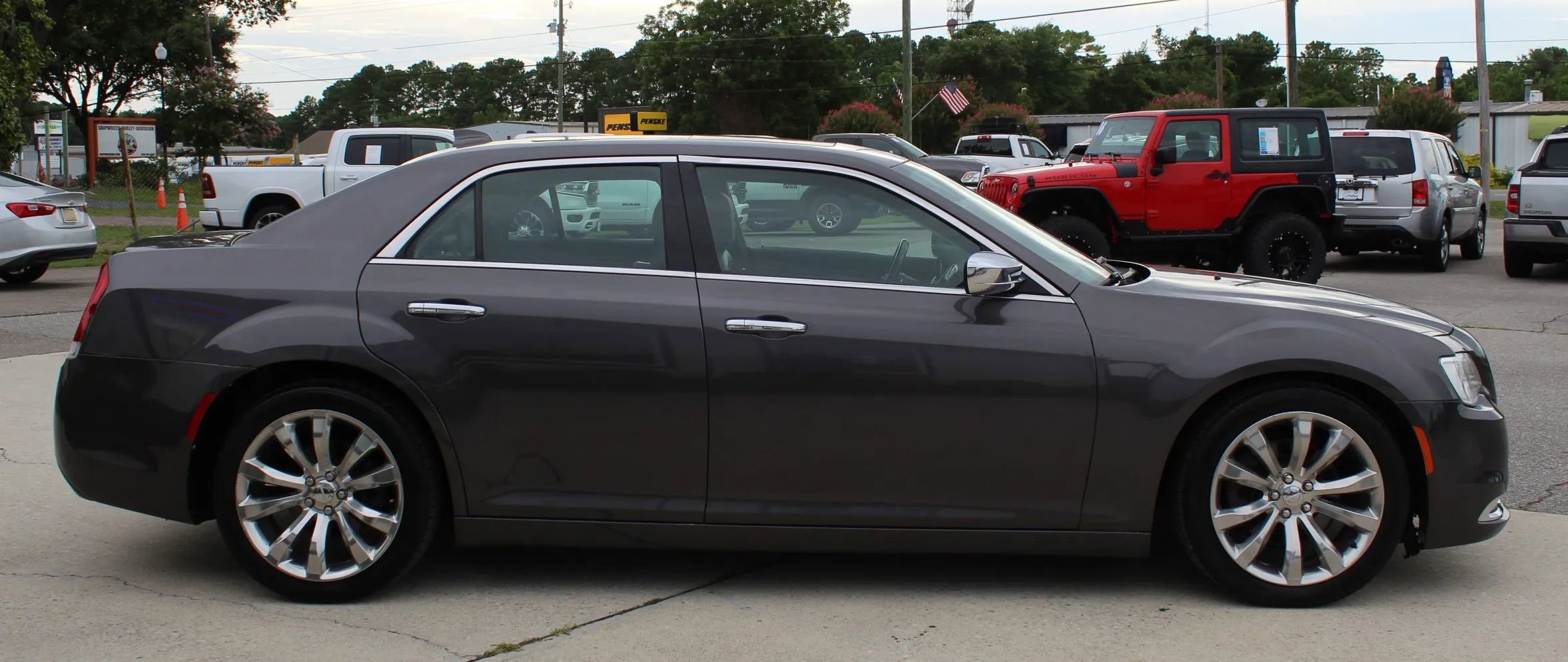 Used 2017 Chrysler 300 C image 6
