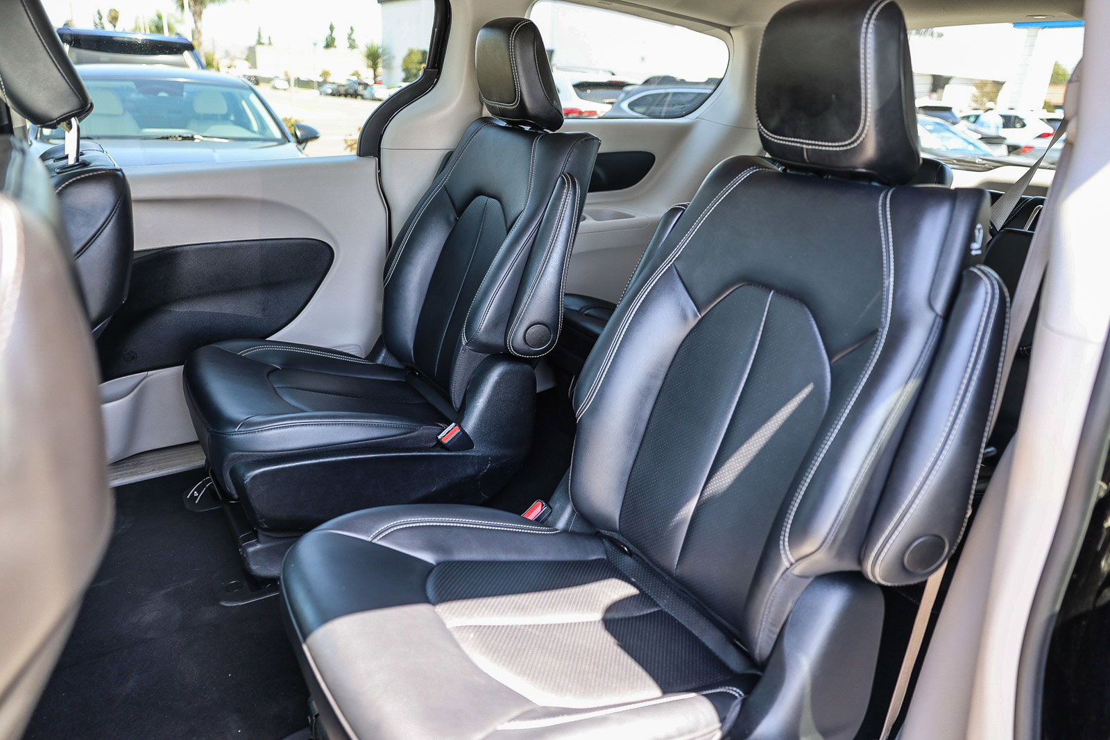 Used 2024 Chrysler Pacifica Select FWD image 8