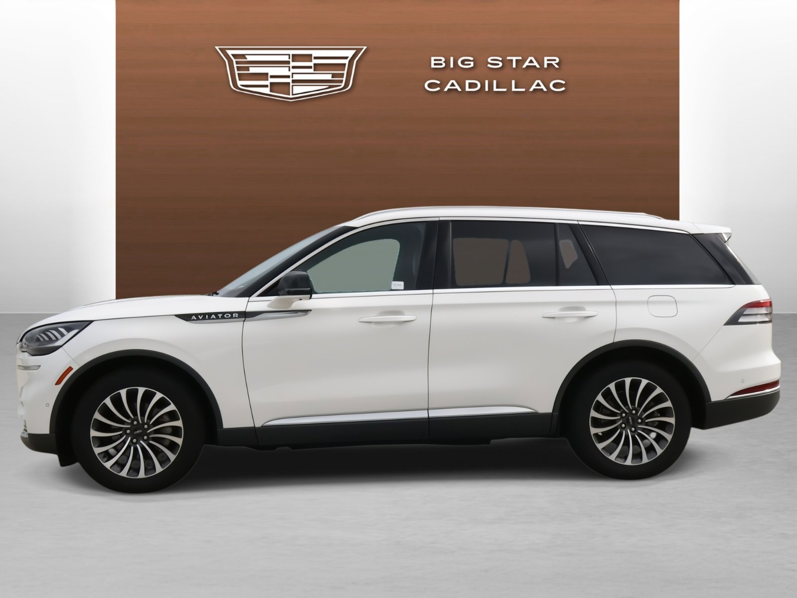 Used 2022 Lincoln Aviator Reserve w/ Elements Package Plus image 2