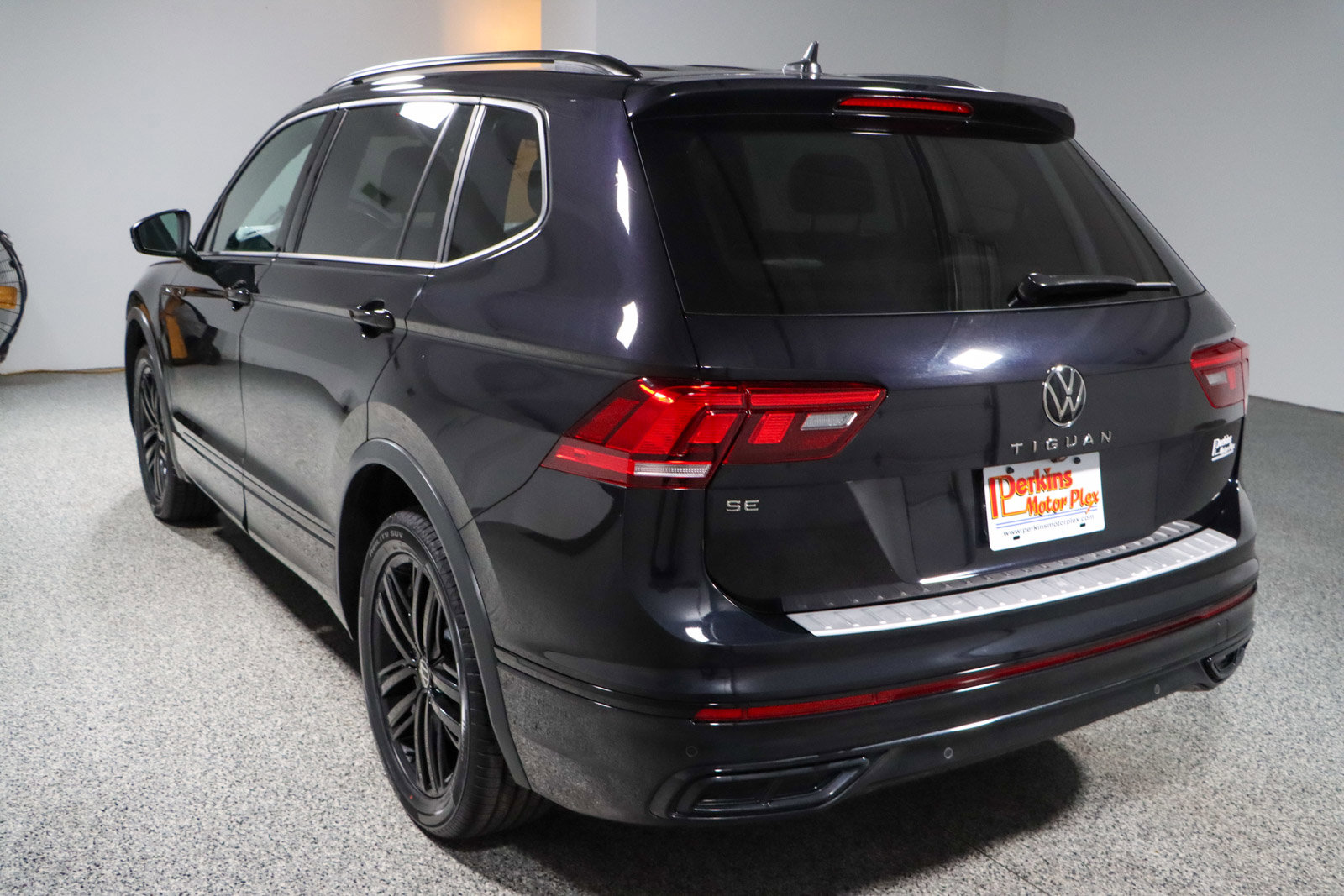 Used 2022 Volkswagen Tiguan SE R-Line image 9