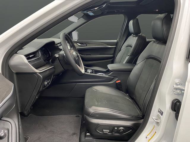 New 2026 Jeep Grand Cherokee Altitude image 4