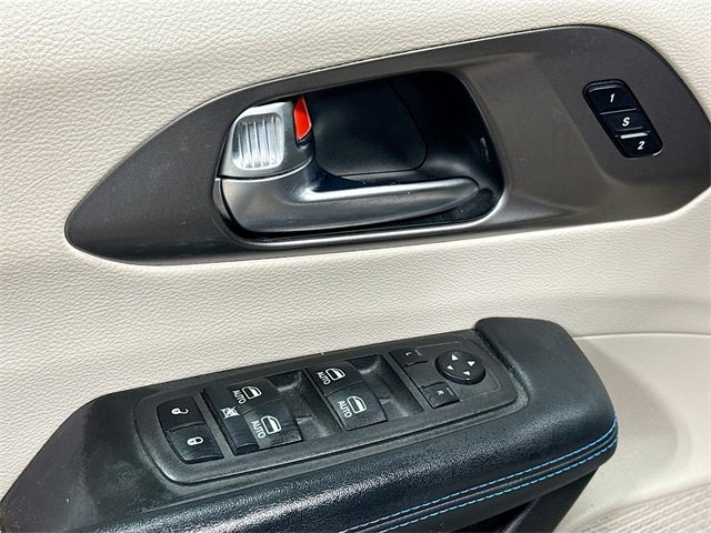Used 2021 Chrysler Pacifica Touring-L w/ Uconnect Theater Family Group image 20