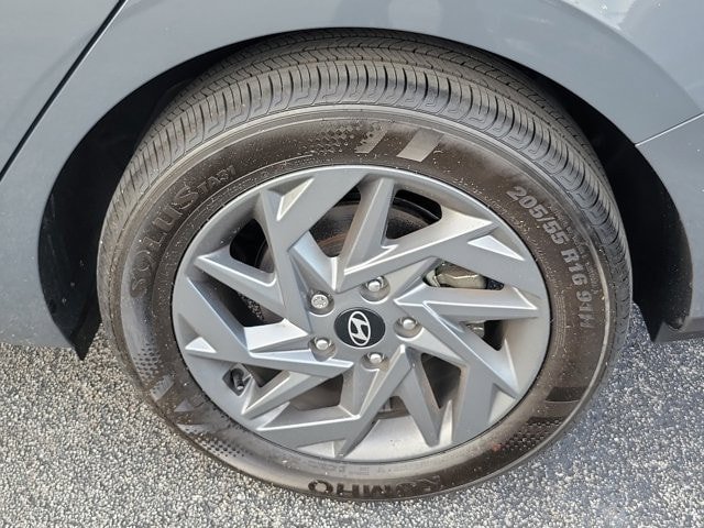 Used 2024 Hyundai Elantra Blue FWD image 8