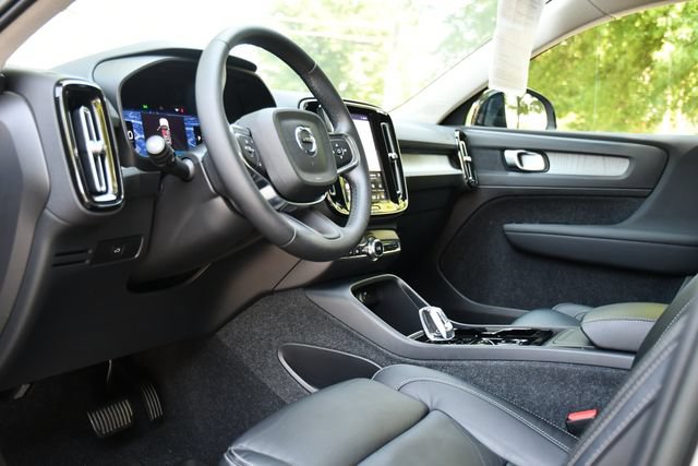 Certified 2023 Volvo XC40 B5 Plus w/ Driver Assist Package AWD/4WD image 16