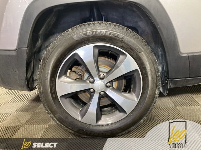 Used 2019 Jeep Cherokee Limited AWD/4WD image 25