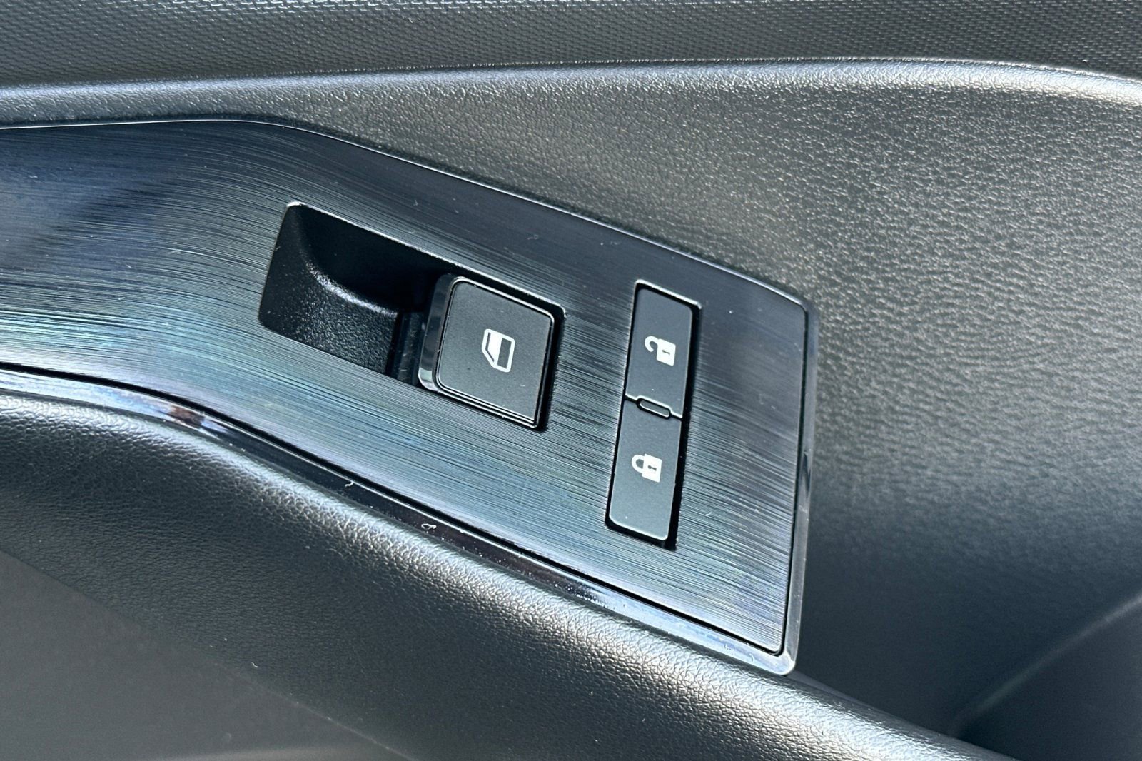 Used 2024 Nissan Rogue S image 21