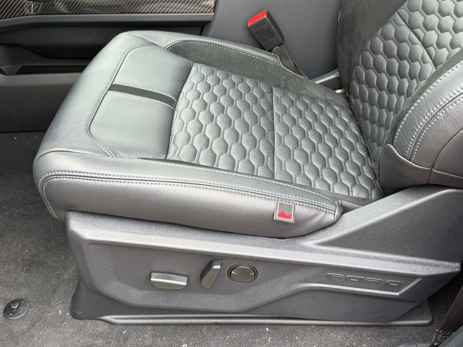 New 2026 Ford F250 Lariat w/ Black Appearance Package image 40