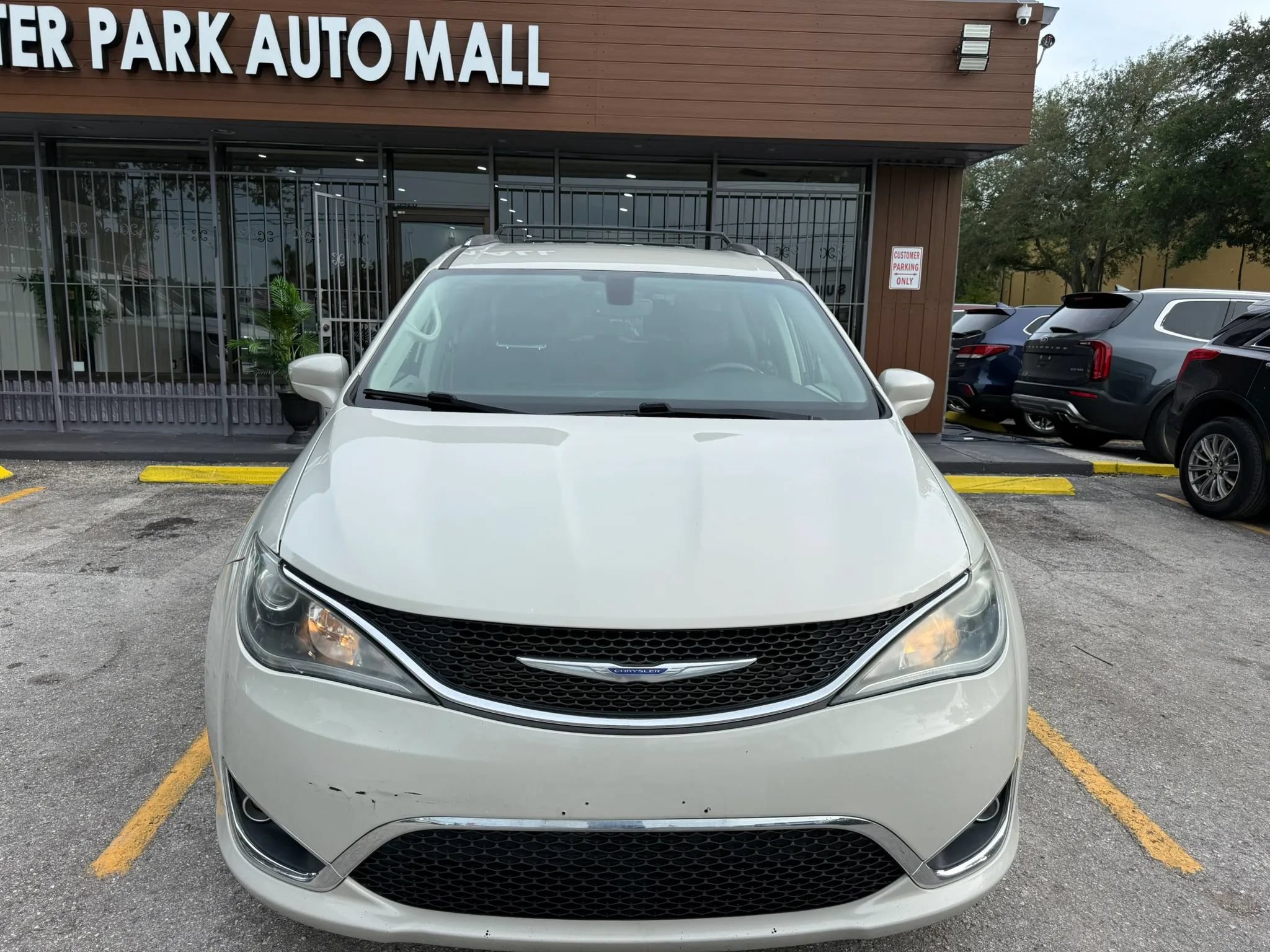 Used 2020 Chrysler Pacifica Touring-L FWD image 2