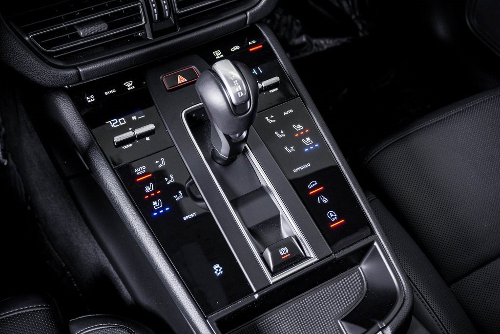 Certified 2025 Porsche Macan image 24