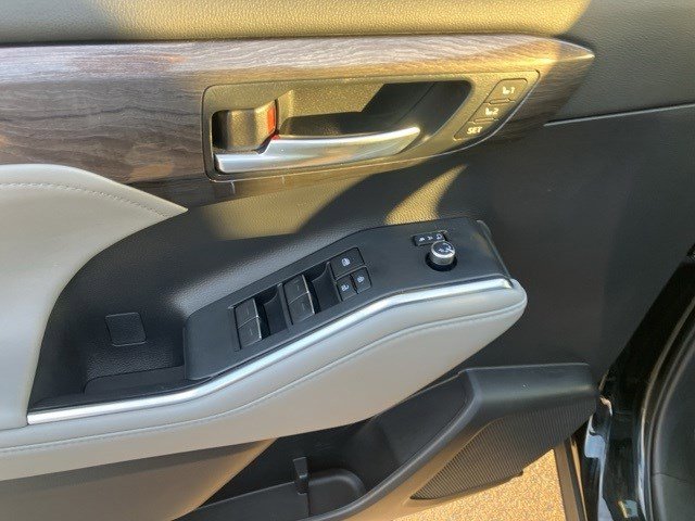 Used 2023 Toyota Highlander Limited image 10