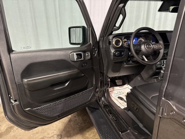 Used 2025 Jeep Gladiator Sport image 2