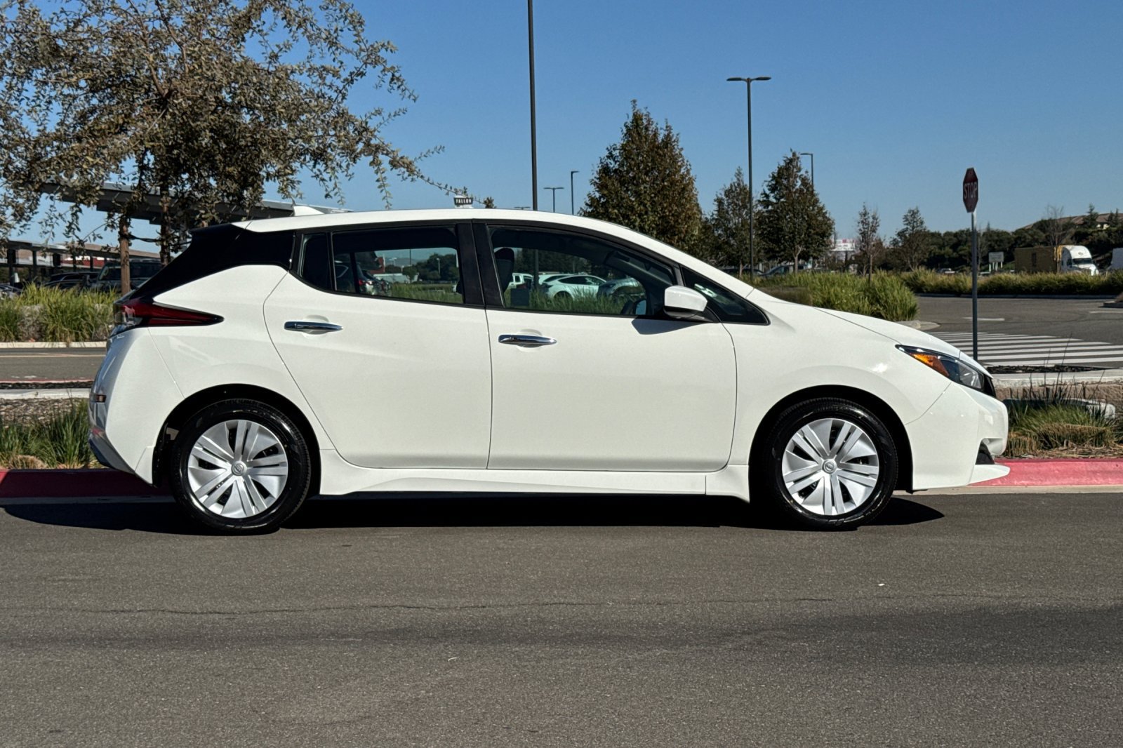 Certified 2025 Nissan Leaf S FWD image 3