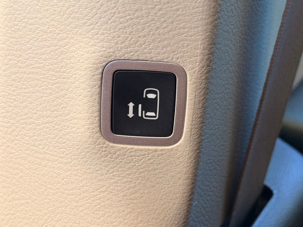 Used 2023 Chrysler Voyager LX FWD image 17