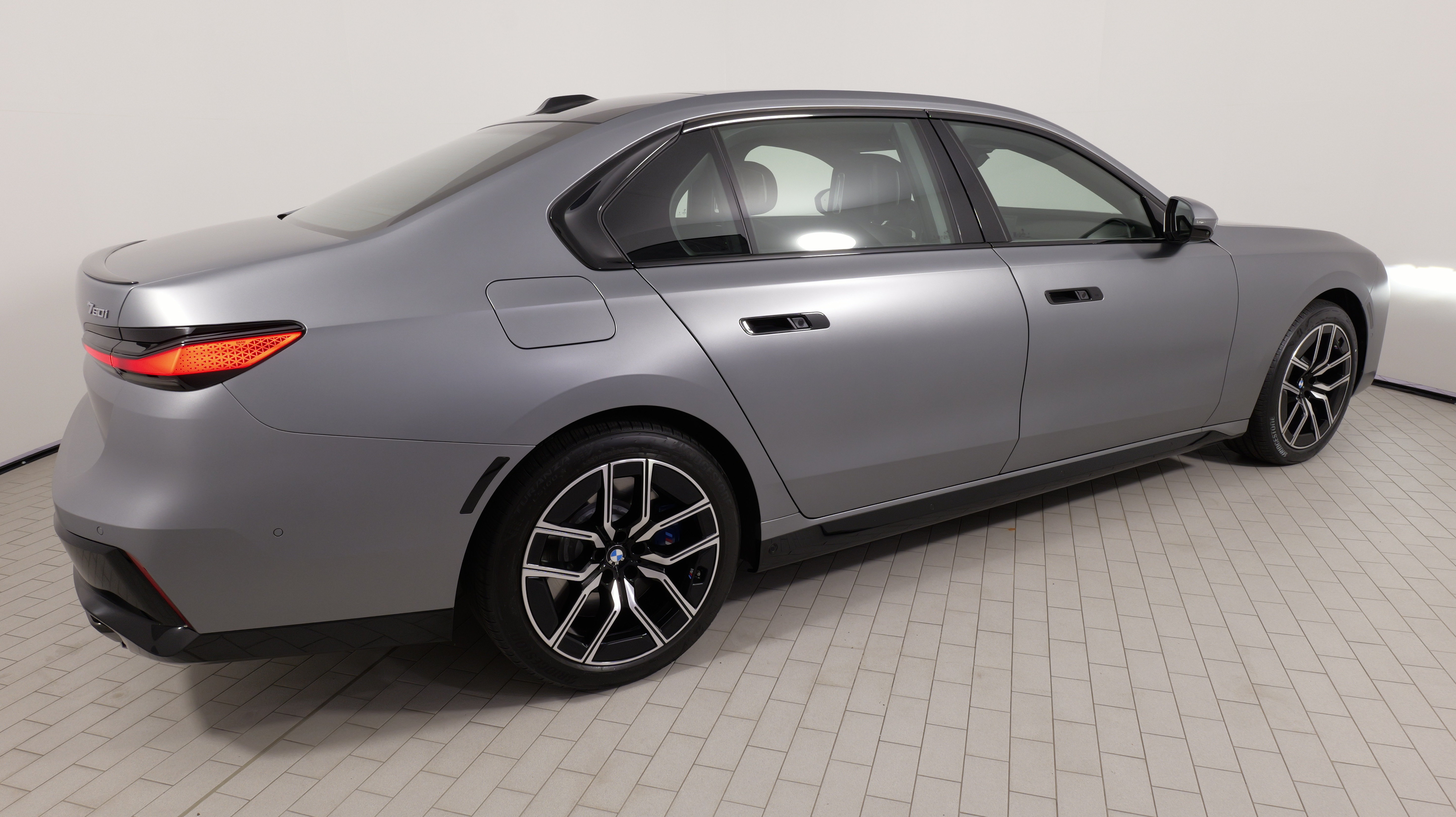 Used 2025 BMW 760i xDrive AWD/4WD image 12