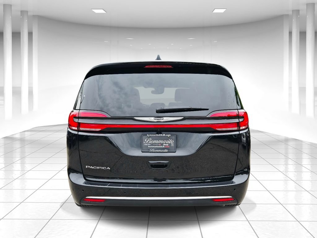 Used 2025 Chrysler Pacifica Select FWD image 4