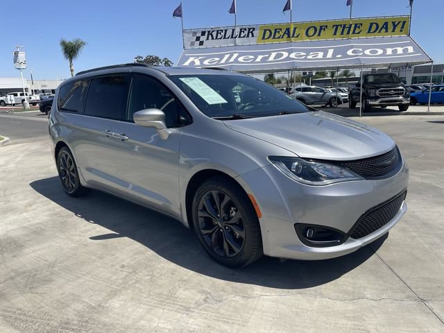 Used 2018 Chrysler Pacifica Touring-L Plus FWD image 2