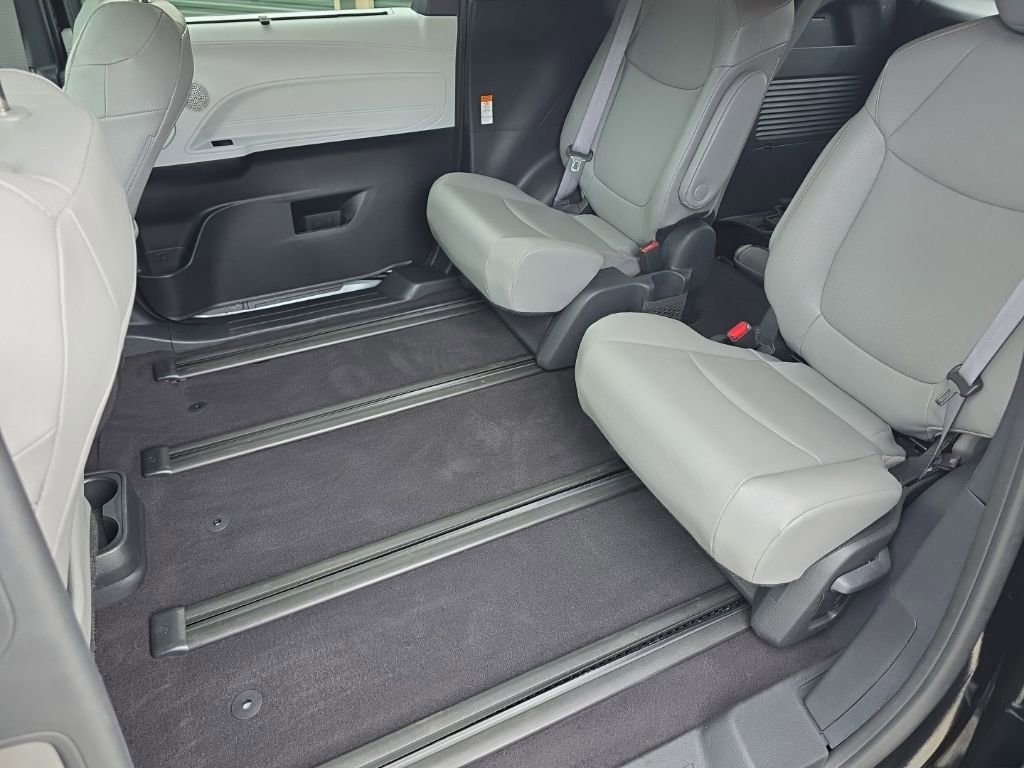 Used 2025 Toyota Sienna XLE AWD/4WD image 13