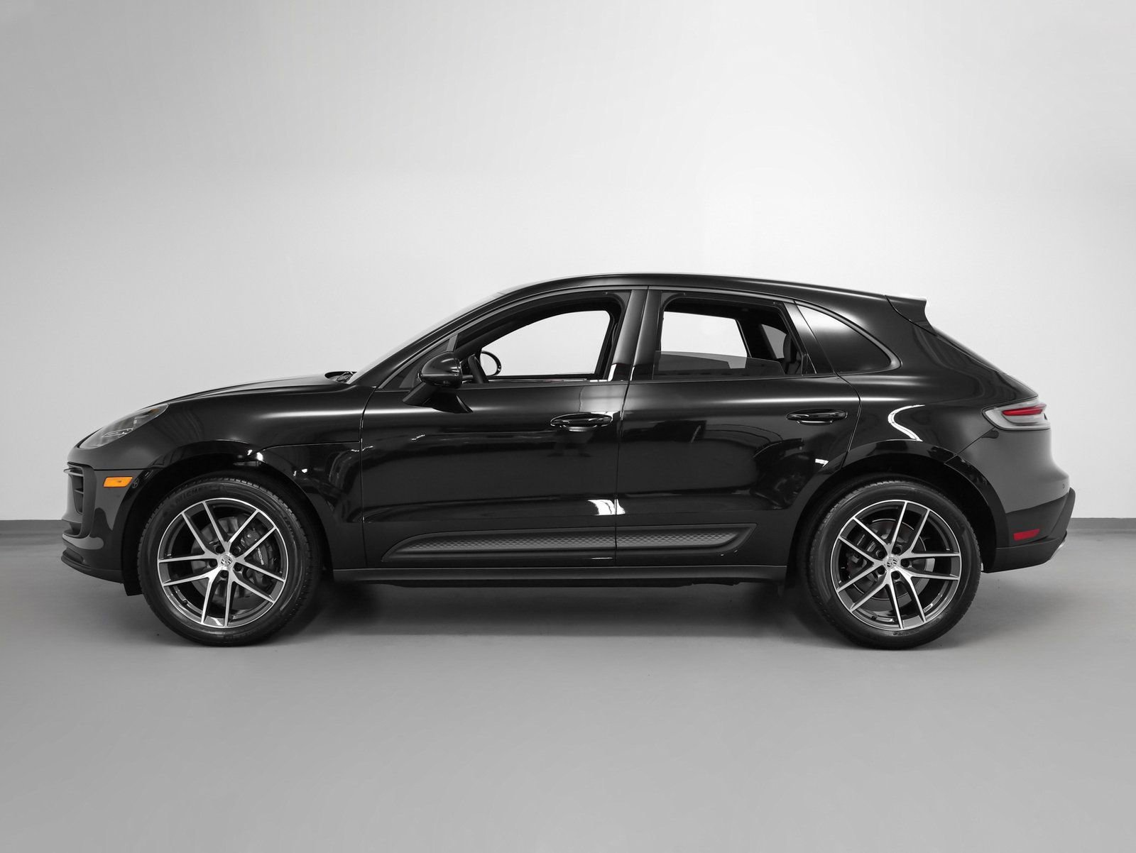 Certified 2025 Porsche Macan AWD/4WD image 2