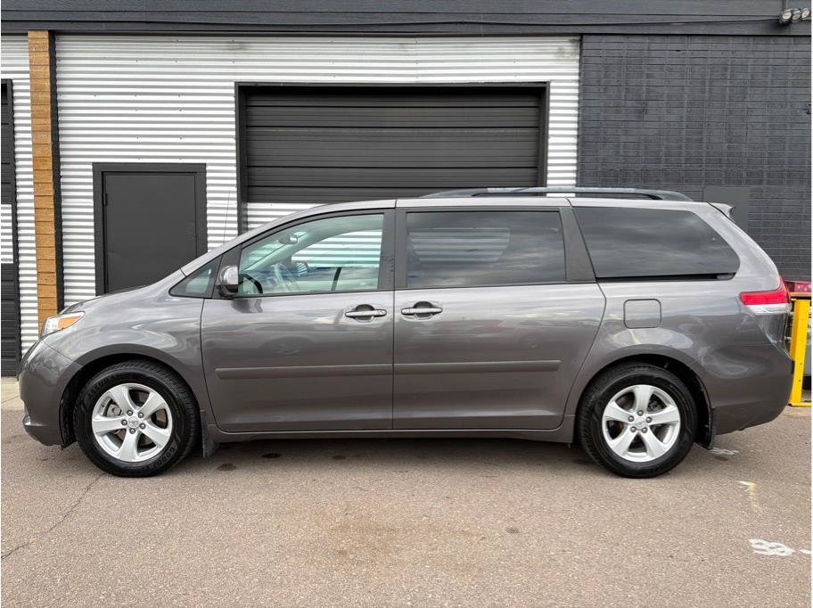 Used 2011 Toyota Sienna LE w/ Towing Pkg FWD image 6