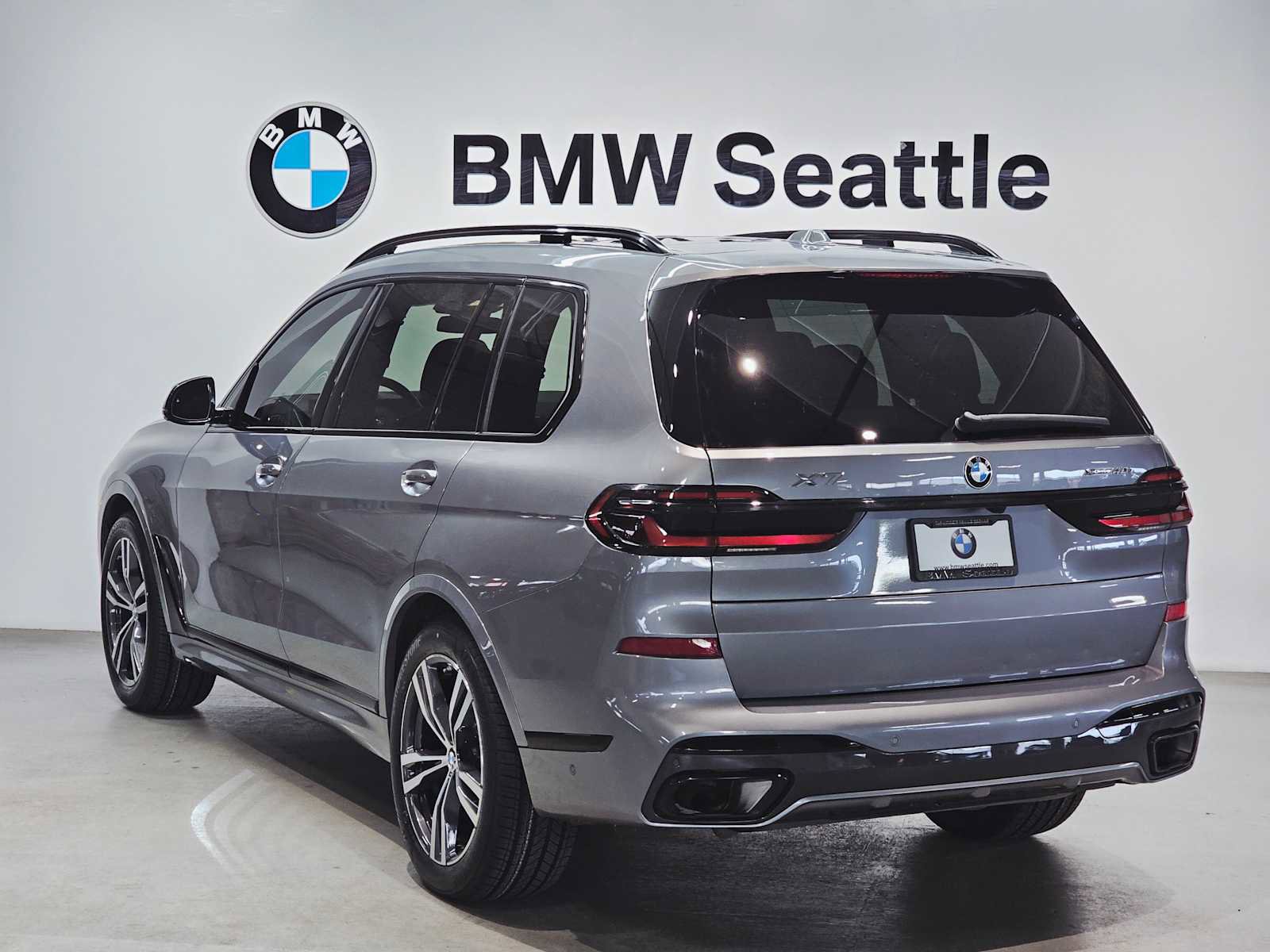Used 2024 BMW X7 xDrive40i w/ M Sport Package image 4