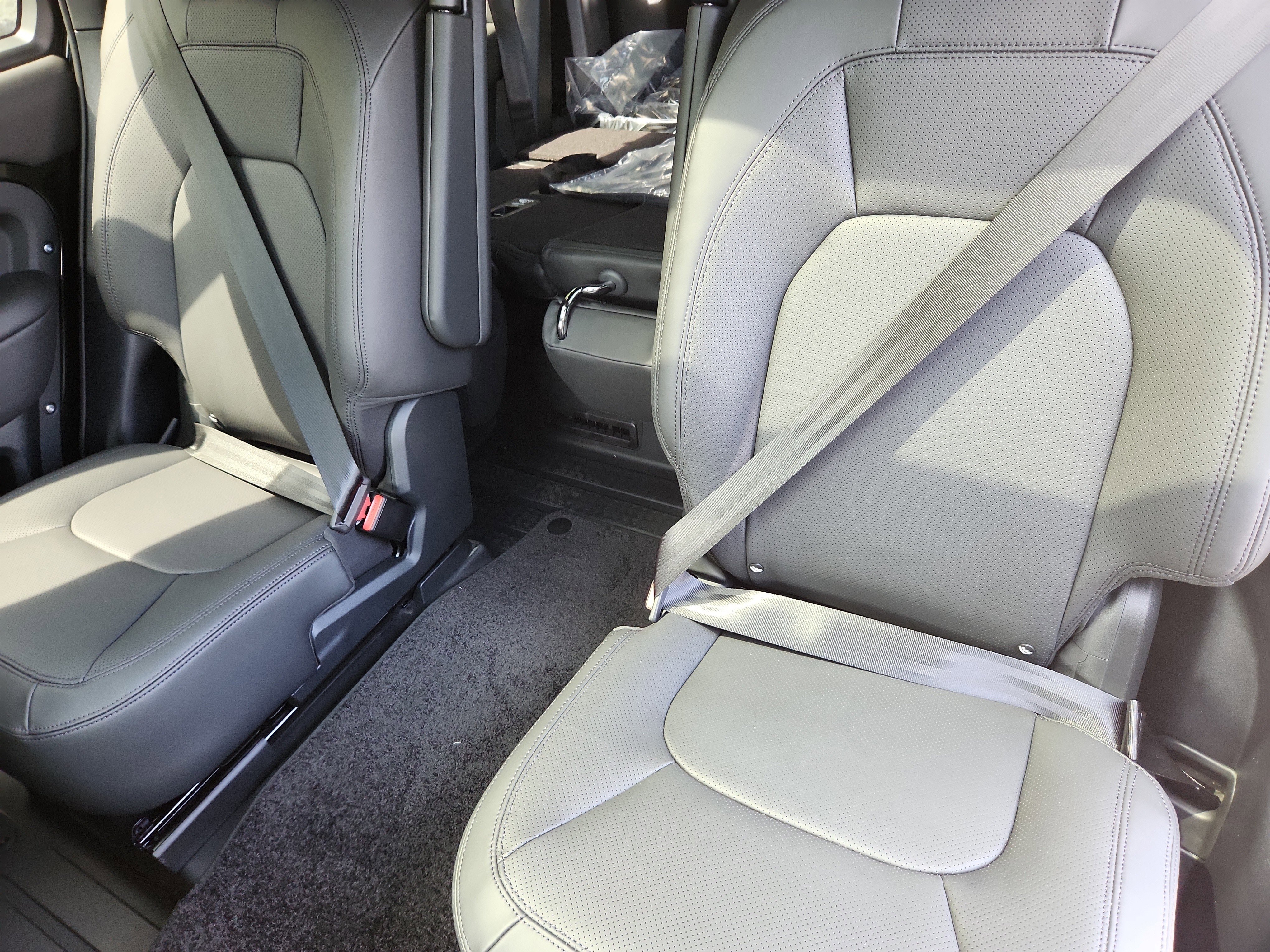 Used 2025 Land Rover Defender 130 S image 23