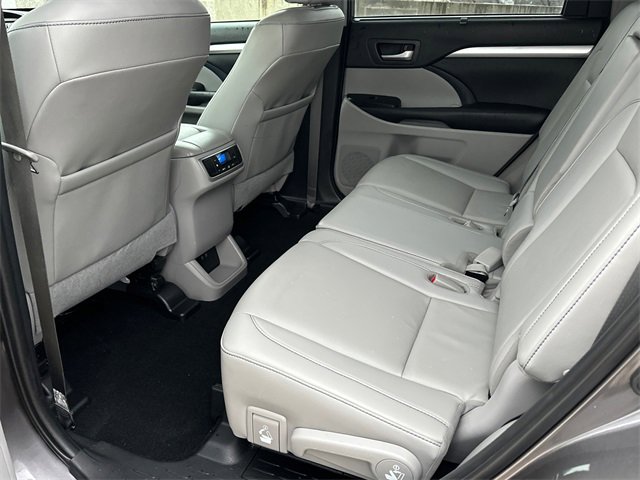 Used 2019 Toyota Highlander XLE image 19