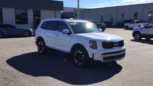 Used 2024 Kia Telluride EX w/ EX Captain's Chair Package image 4