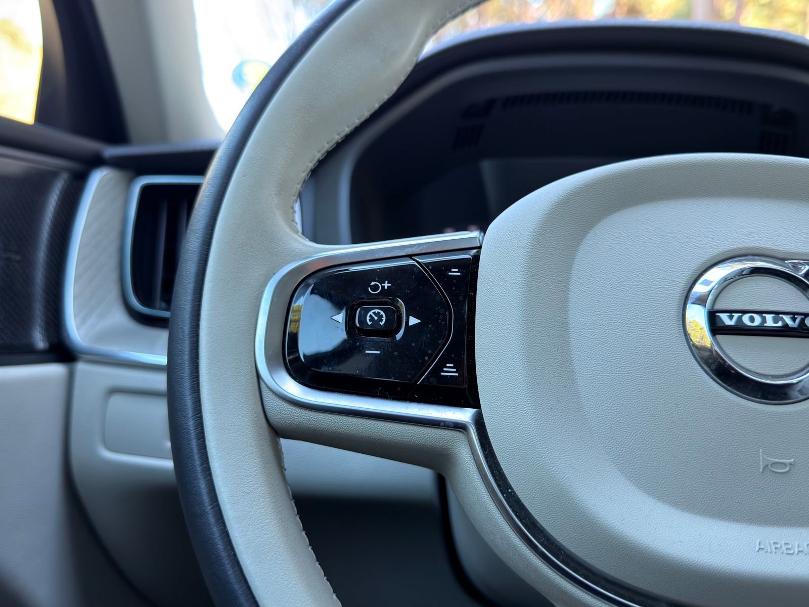 Used 2024 Volvo XC60 T8 Ultimate w/ Protection Package Premier image 24