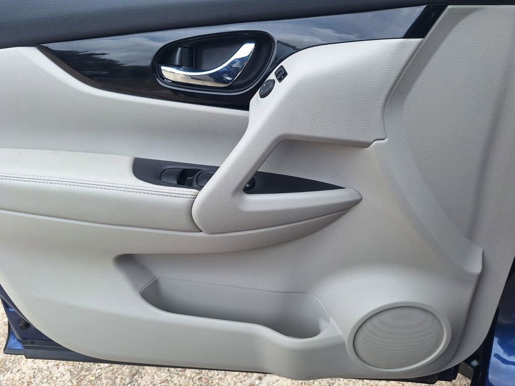 Used 2021 Nissan Rogue Sport SV image 21