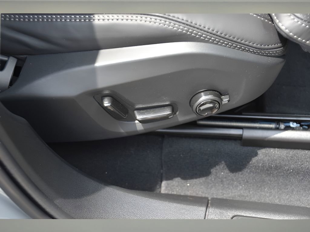 Certified 2025 Volvo XC60 B5 Ultra w/ Protection Package Premier image 32