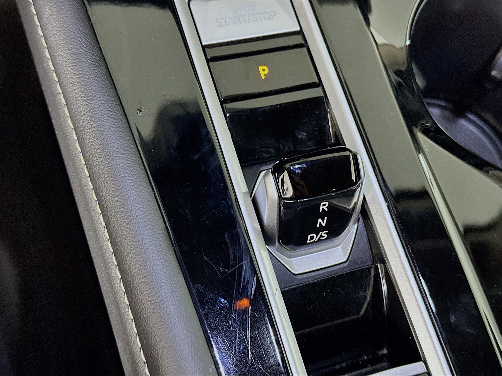 Used 2025 Volkswagen Atlas SE image 25