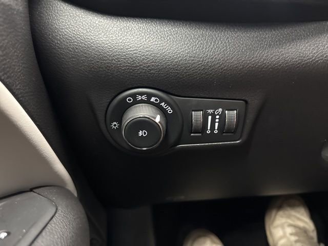 Used 2025 Jeep Compass Limited image 37