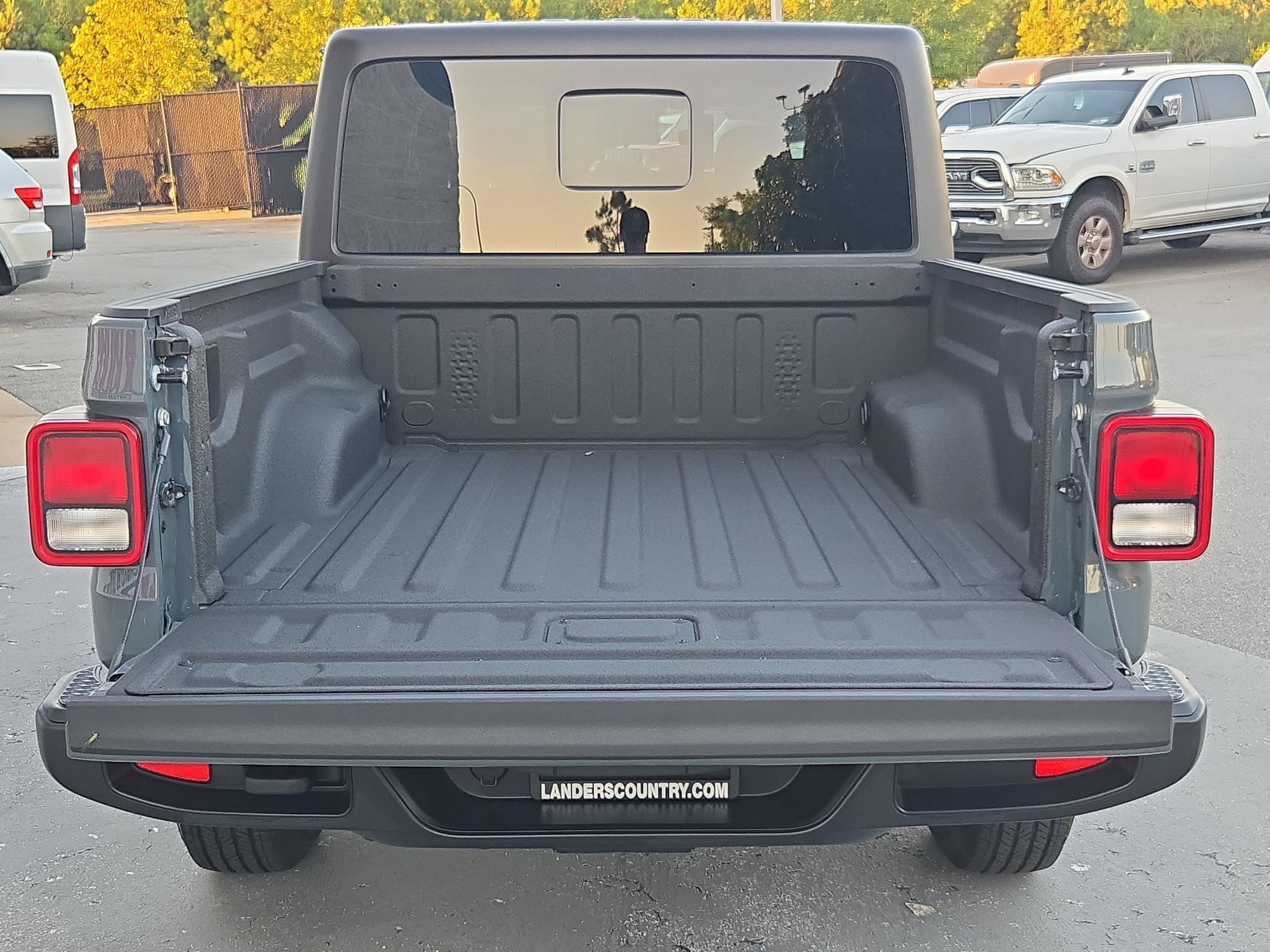 Used 2025 Jeep Gladiator Sport AWD/4WD image 16