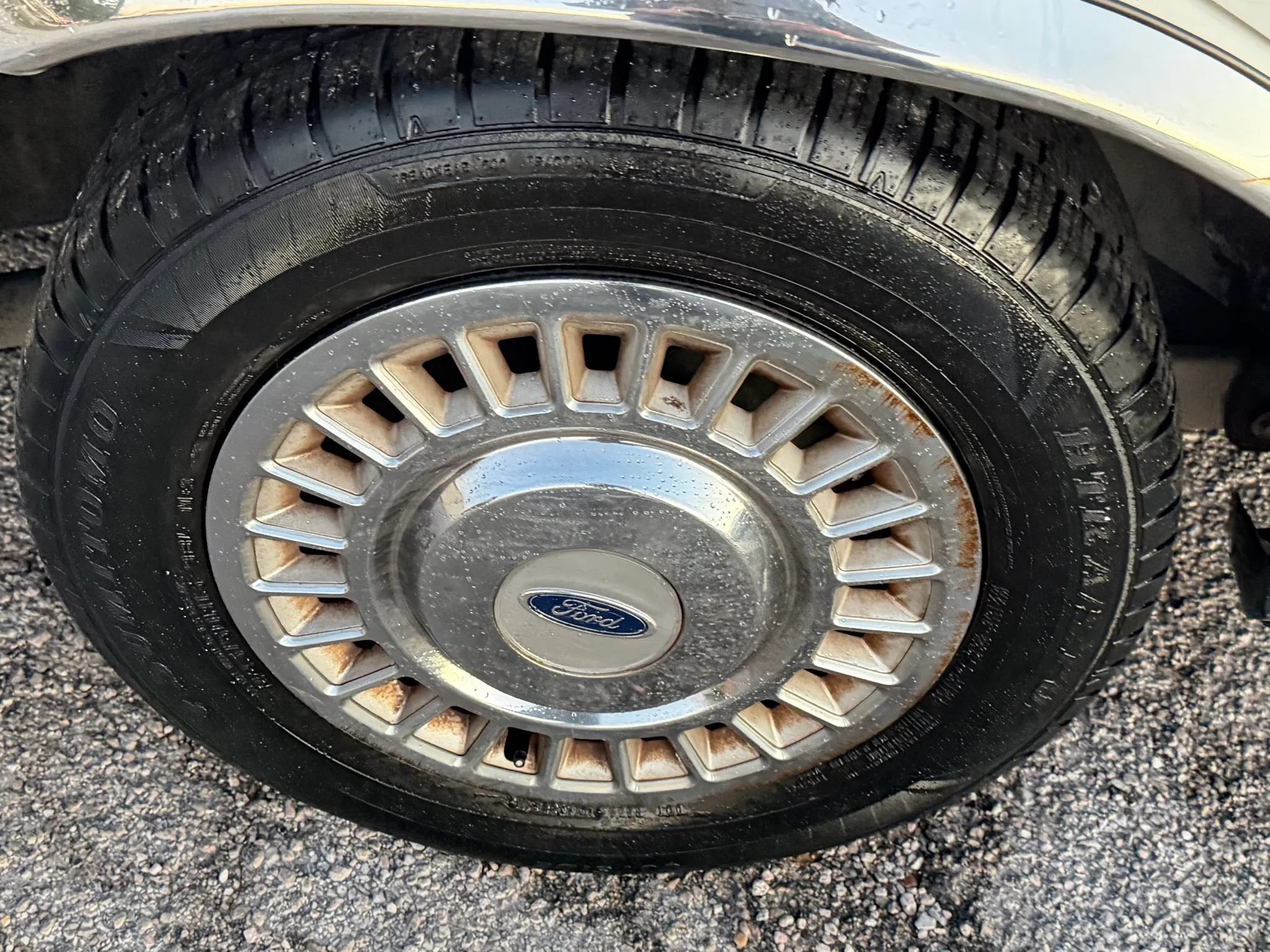 Used 2001 Ford Crown Victoria RWD image 23