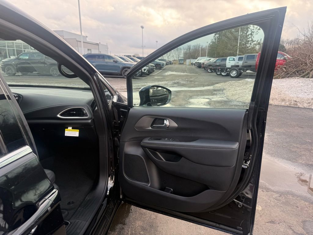 New 2025 Chrysler Pacifica Select FWD image 25